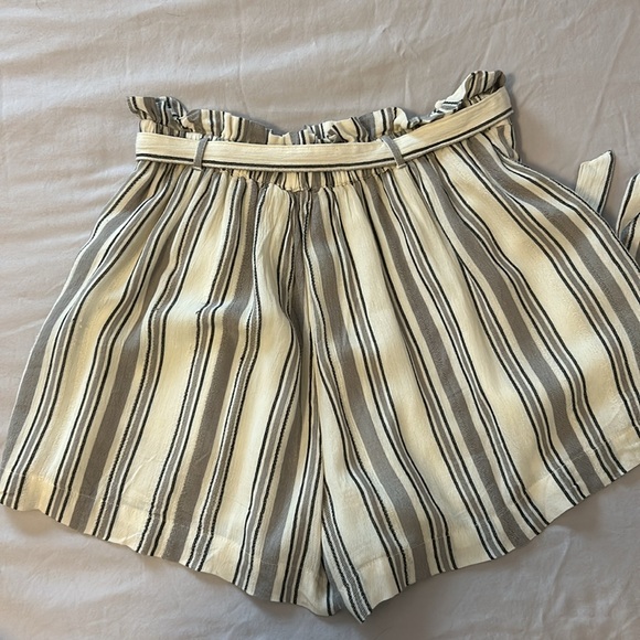 American Eagle striped shorts. Size small - Picture 4 of 5